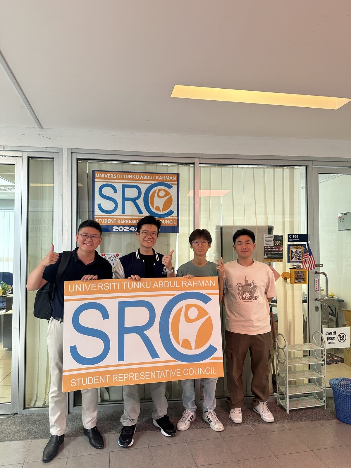与拉曼大学学生代表理事会合影